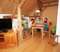 Wohnzimmer mit Sitz- und Essbereich